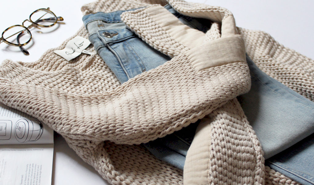 Pull beige cocooning d'hiver en grosse maille
