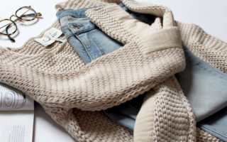 Pull beige cocooning d'hiver en grosse maille