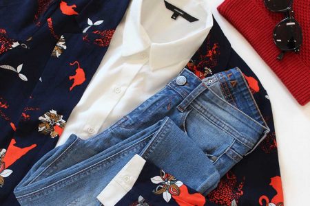 Look classique chemise blanche blazer imprimés et jean