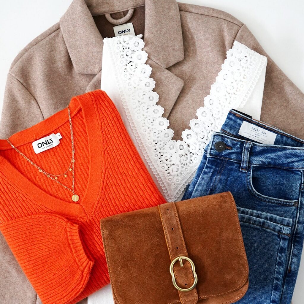 Manteau marron associé pull orange