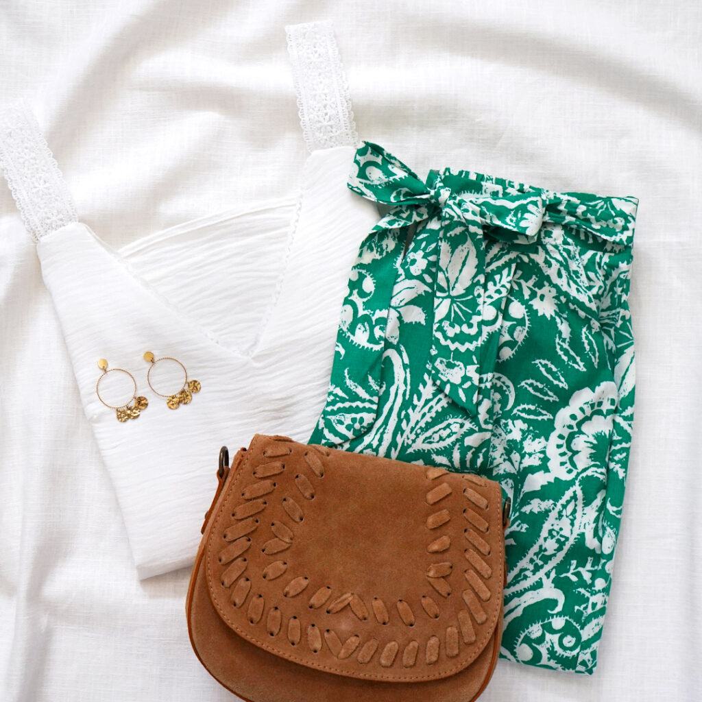 débardeur blanc pantalon coloré