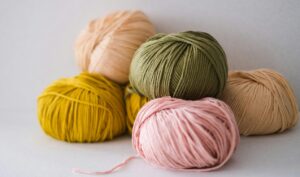 Et si vous tricotiez votre garde-robe ? Les indispensables à réaliser soi-même tricoter garde-robe