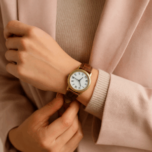 Comment choisir une montre femme petit poignet ? Formes, couleurs, matières Montre poignet femme